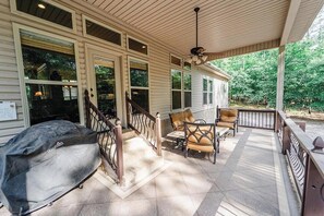 Terrace/patio - Quiet, Beautiful Home Nestled in the woods (Hot Springs Village)