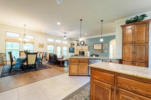 Dining - Quiet, Beautiful Home Nestled in the woods (Hot Springs Village)