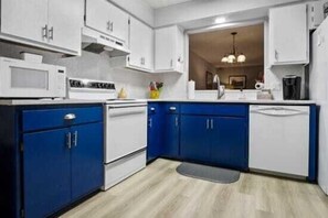 Fridge, microwave, oven, stovetop - Quaint Townhome Nestled in the Piney Woods (Hot Springs Village)