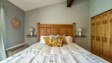 2 bedrooms, iron/ironing board, free WiFi, bed sheets