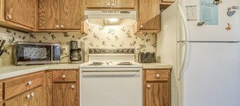 Fantastic townhome situated in the woods - Half mile from Cortez Golf Course