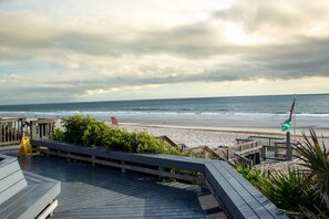Nær stranden, solsenger og strandhåndklær