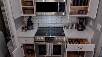 Frigorifero, microonde, forno, piano cottura