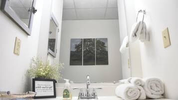 Een douche, een haardroger, handdoeken, zeep