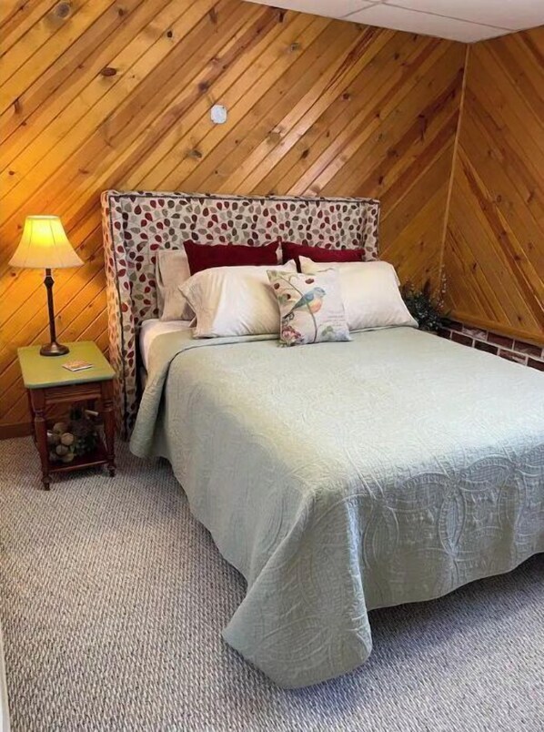 1 chambre, fer et planche à repasser, lit de bébé portatif