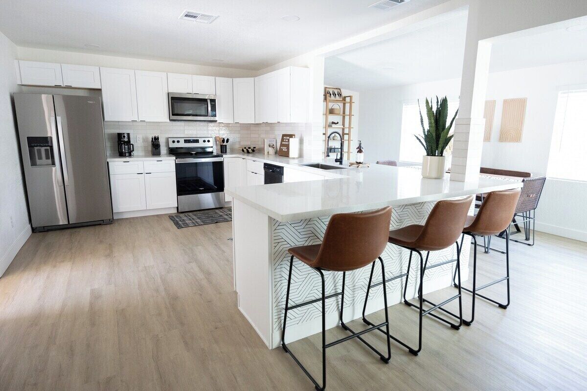 Een koelkast, een microgolfoven, een oven, een kookplaat