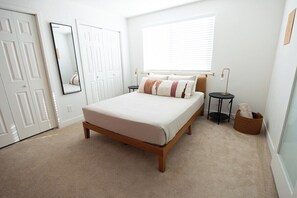 3 bedrooms, desk, iron/ironing board, travel crib - Hot tub , cruisers, Putting Green & Pet Friendly (Gilbert)