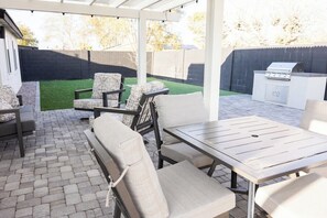 Outdoor dining - Hot tub , cruisers, Putting Green & Pet Friendly (Gilbert)