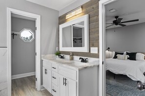 5 habitaciones, tabla de planchar con plancha, cuna de viaje y wifi 