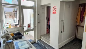 Hotellihuone, jossa on pieni keittiö, ruokailutila ja näkymä ulos.