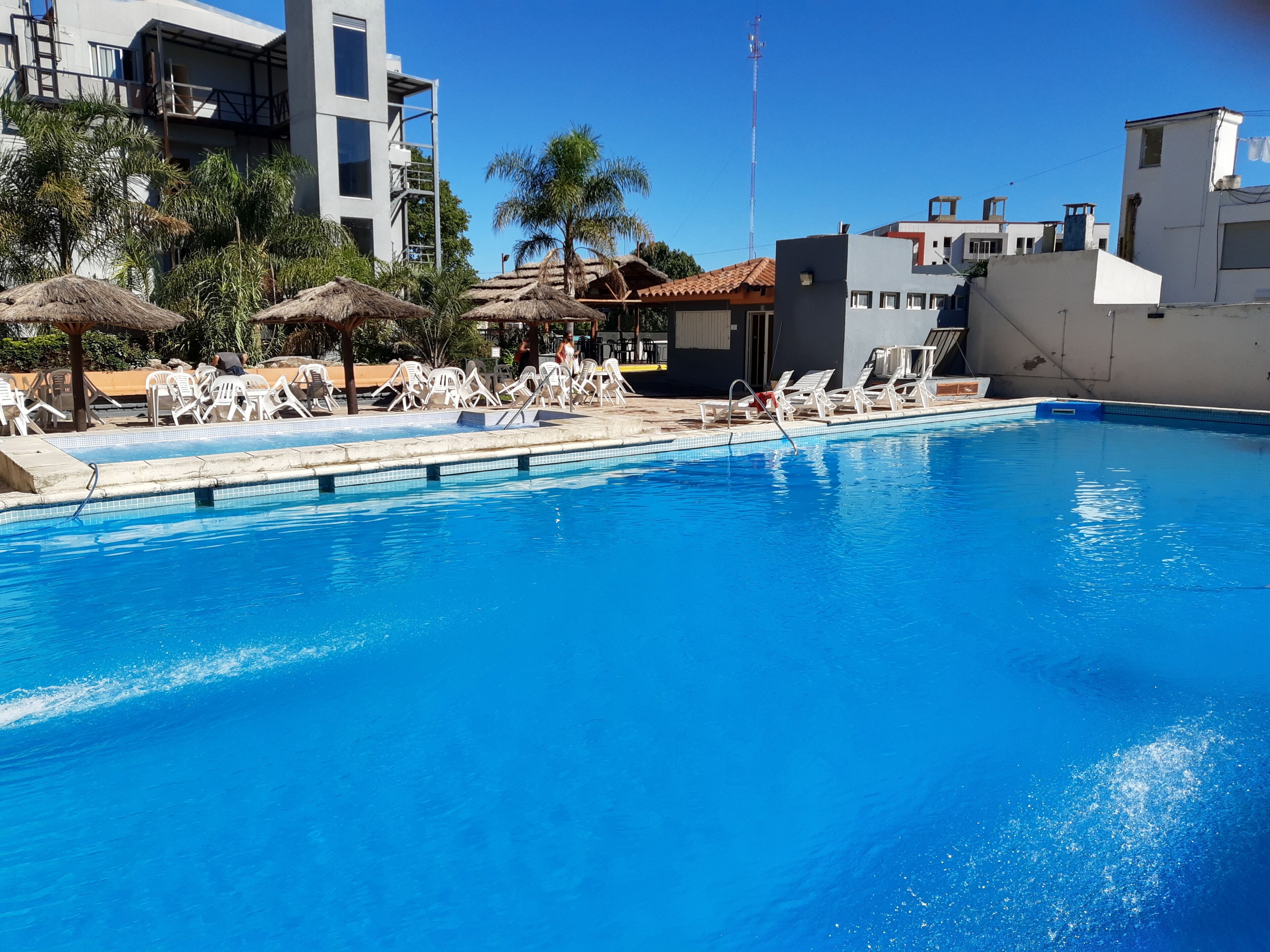 Piscina externa, espreguiçadeiras