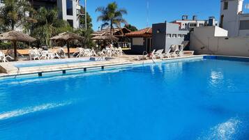 Piscine extérieure, chaises longues