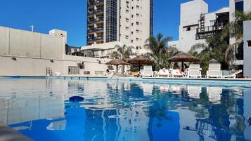 Piscine extérieure, chaises longues