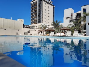 Outdoor pool, sun loungers - Hotel Presidente (Villa Carlos Paz)