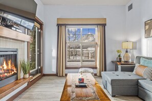 Smart TV, fireplace - S105 Canmore Retreat- A/C, Hot tub, Gym, MTN view, Free Parking, 2BR, Sleeps 6 (Canmore)