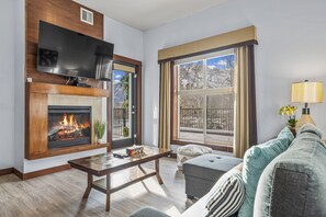 Smart TV, fireplace - S105 Canmore Retreat- A/C, Hot tub, Gym, MTN view, Free Parking, 2BR, Sleeps 6 (Canmore)
