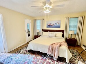 3 slaapkamers, een bureau, een strijkplank/strijkijzer, reisbedje