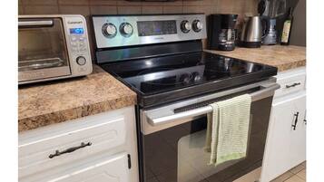 Kylskåp, mikrovågsugn, ugn och spishäll