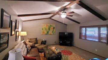 Smart-tv, dvd-spelare och böcker