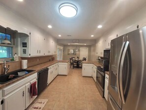 Fridge, microwave, oven, stovetop - Traveller's peaceful paradise (Muskogee)
