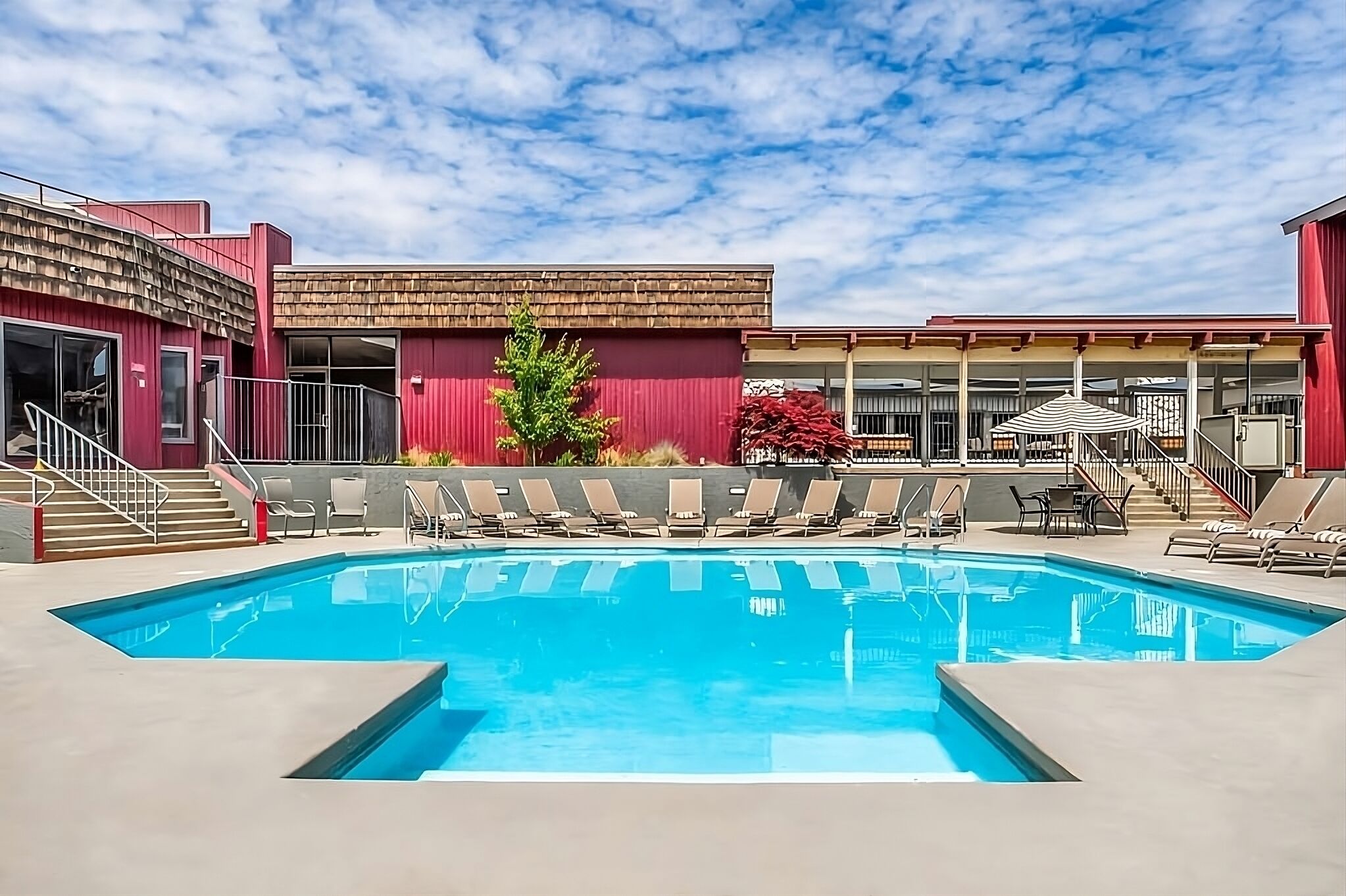 Comfort Meets Affordability, Free Parking, Outdoor Pool, Pets Allowed