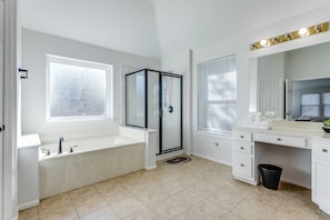Ensemble douche/baignoire, sĂšche-cheveux, serviettes fournies, savon