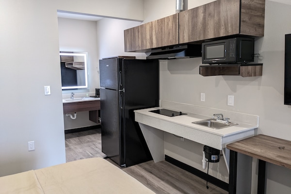 Full-size fridge, microwave, stovetop, coffee/tea maker