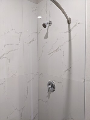 Hydromassage showerhead, free toiletries, hair dryer, towels