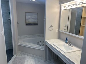 Douche, sèche-cheveux, serviettes fournies, savon