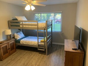 3 bedrooms, desk, iron/ironing board, free WiFi