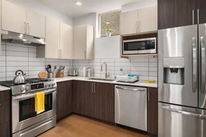Refrigerador, microondas, horno y parrilla de estufa 