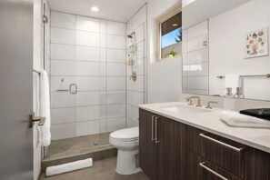 Shower, hair dryer, towels, soap - Modern 2BD House, West Seattle. A/C. Walk Score 95 (Seattle)