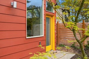 Exterior - Modern 2BD House, West Seattle. A/C. Walk Score 95 (Seattle)