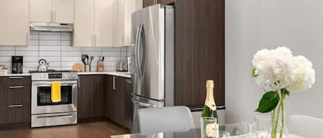 Geladeira, micro-ondas, fogão, cooktop