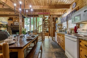 Kylskåp, mikrovågsugn, ugn och spishäll