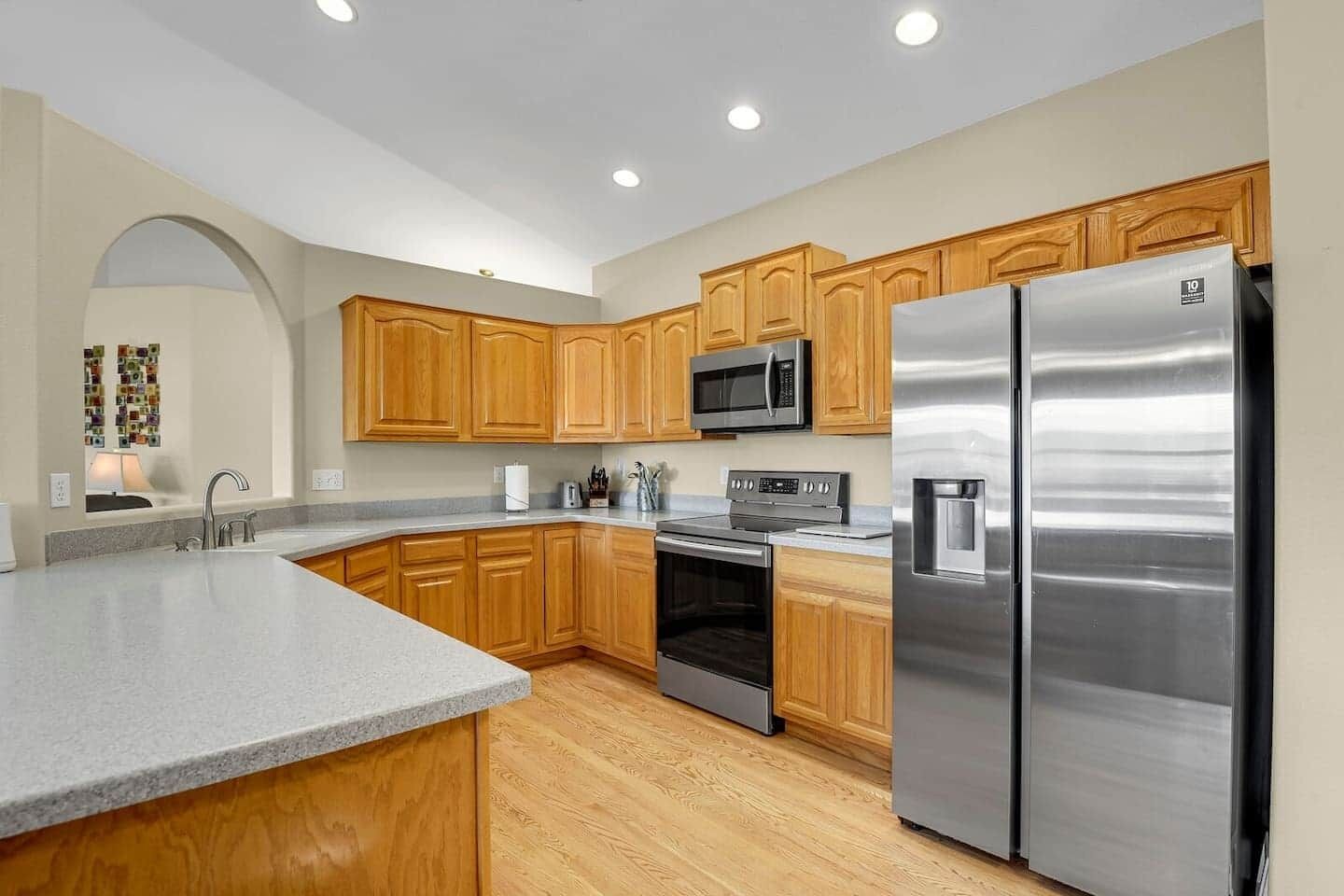 Kjøleskap, mikrobølgeovn, ovn og kokeplater