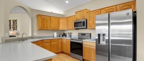 Kjøleskap, mikrobølgeovn, ovn og kokeplater