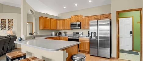 Frigorífico, microondas, horno y placa de cocina