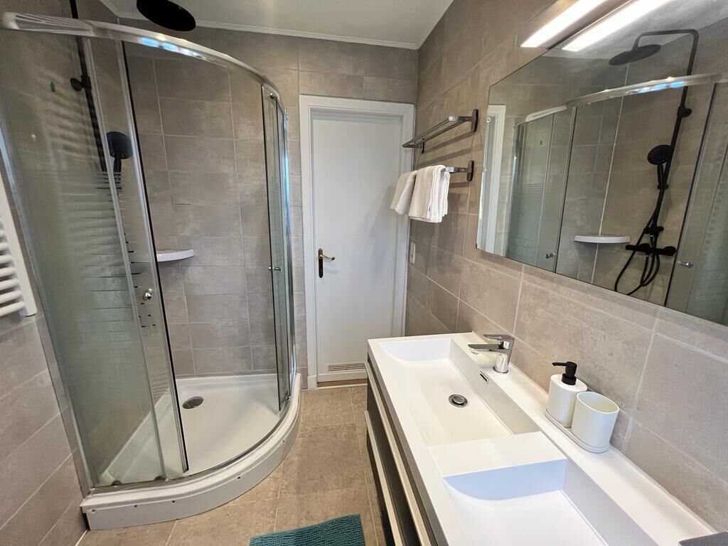 Douche, sèche-cheveux, serviettes fournies, savon
