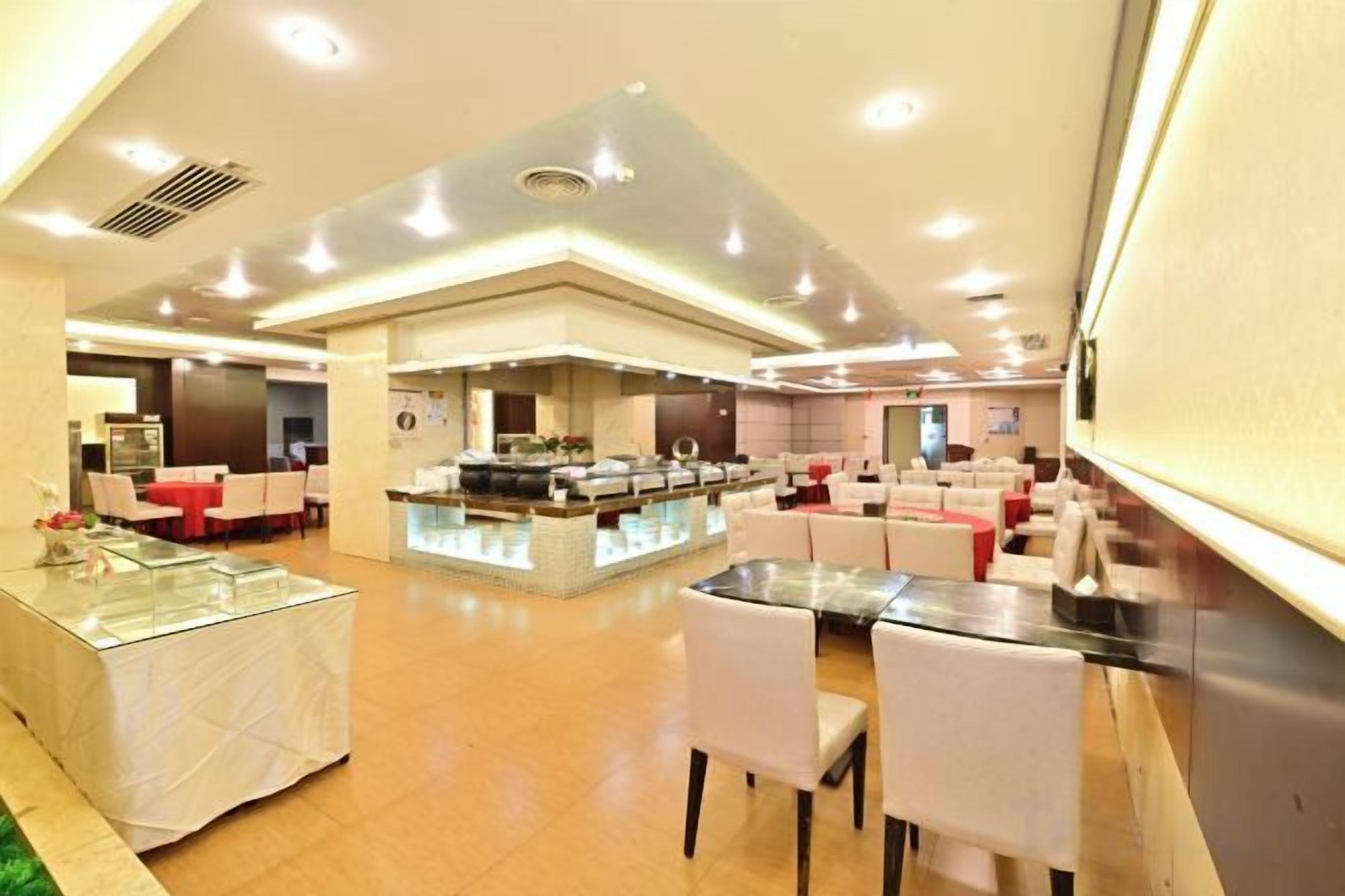 Un restaurant amb zona de buffet, disposició de seients i barra.