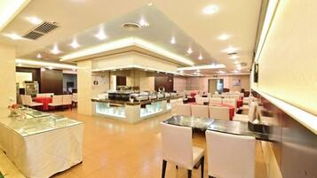 Un restaurant amb zona de buffet, disposició de seients i barra.