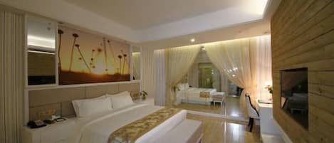 Un dormitorio moderno con una cama grande, una mesita de noche, un espejo y vistas a un balcón.