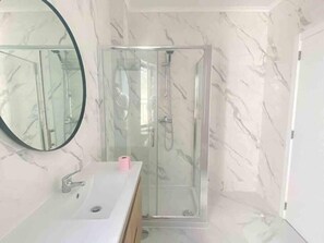 Hårføner og håndklær