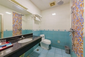 A bathroom with a sink, toilet, and shower. - Fengcheng Business Hotel (Haikou Fengxiang Road) (Haikou)