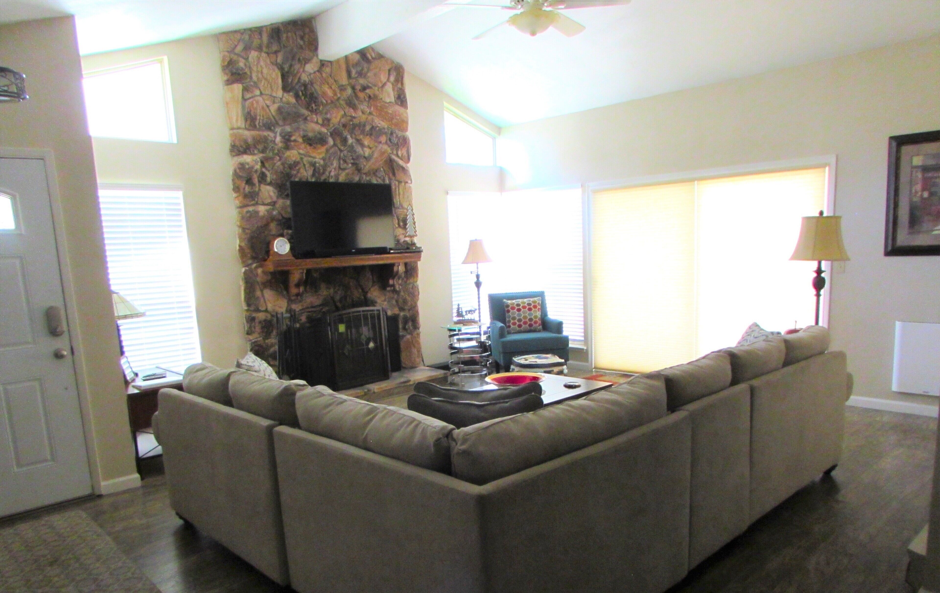 TV connectée, cheminée, livres, médiathèque