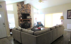 Smart-TV, peis, bøker og musikkbibliotek