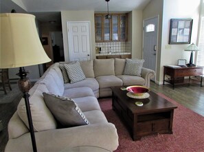 TV connectée, cheminée, livres, médiathèque