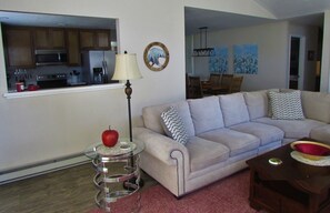 Smart TV, fireplace, books, music library - Plumas Pines Golf Resort. Updated Condo on the 4th Fairway. EV charger on site. (Plumas Eureka)