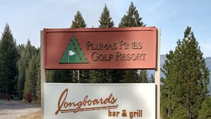 Indicador per a Plumas Pines Golf Resort i Longboards bar & grill.