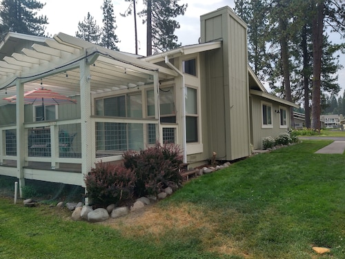 Plumas Pines Golf Resort. Updated Condo on the 4th Fairway. EV charger on site.